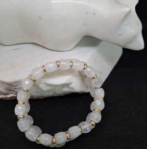 VINTAGE White JADE Beaded Stretch Bracelet with Gold Accent Beads 7"